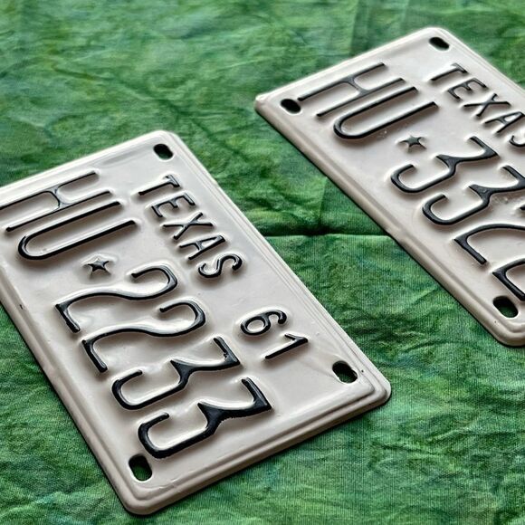 (2) Vintage Cereal Box Bicycle License Plates Texas 1961 - Picture 6 of 9